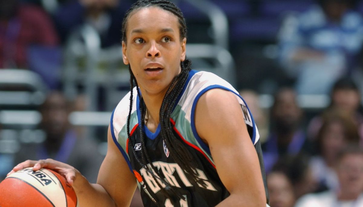 Teresa Weatherspoon playing basketball for her team.